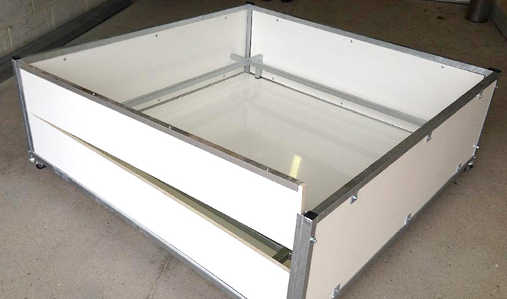 Caisse de mise bas sur roulettes - panneaux composite