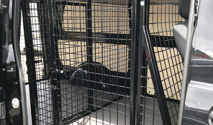 Détail espace avant + cloison cabine Mercedes Vito