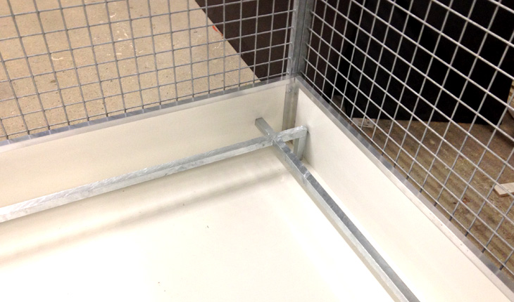 Détail caisse mise bas dans parc à chiots