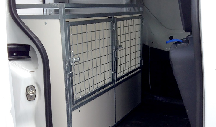 Portes de secours arrière vues de la porte latérale